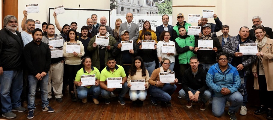 Los integrantes de las cooperativas de recicladores urbanos de la provincia de Buenos Aires con sus certificados junto a las autoridades de la UNLP, la OEI y el Ministerio de gobierno de la Pcia. de BS. As. En el salón del Consejo Superior de la UNLP.