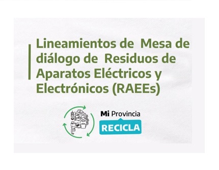 Visita de Pablo Villena a EKOA.Tres personas sentadas alrededor de una mesa de reuniones observando una presentación en pantalla. En primer plano, a la izquierda, un hombre con camiseta negra; en el centro, una mujer con cabello rubio y otro hombre con cabello oscuro hablando. Tras la mesa, una pantalla muestra una diapositiva; la sala tiene ventanales grandes y estanterías con materiales.