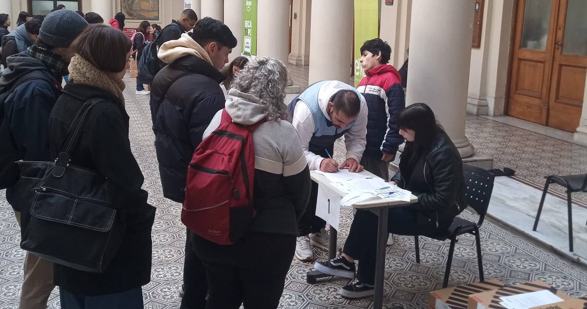 Donamos computadoras al UPA 6 para mejorar la atención de salud en Los Hornos